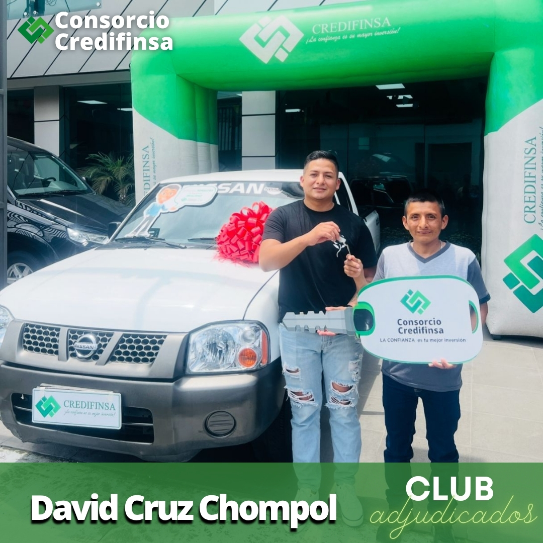 Cliente de Credifinsa recibiendo las llaves de su vehículo