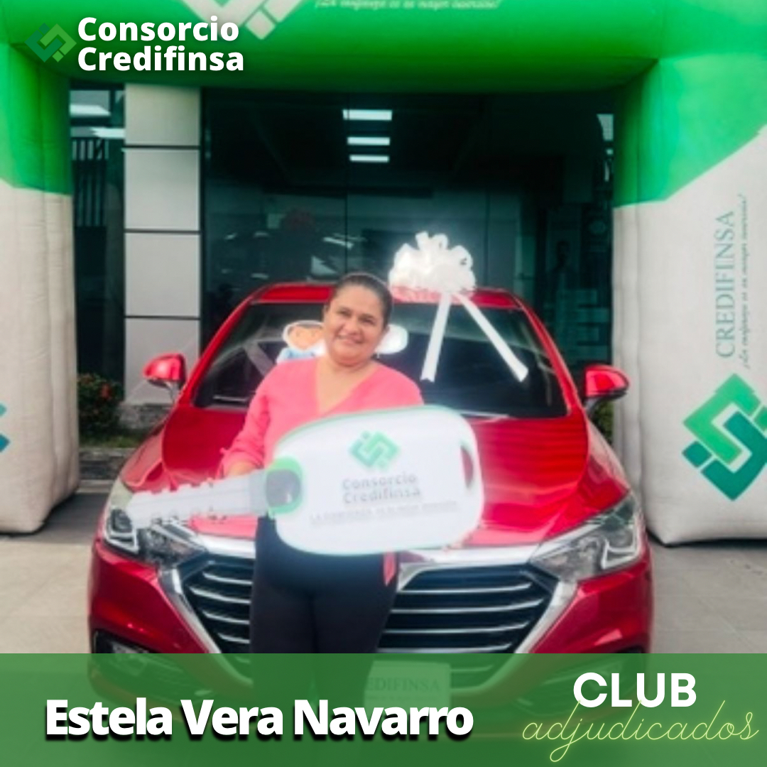 Cliente de Credifinsa recibiendo las llaves de su vehículo