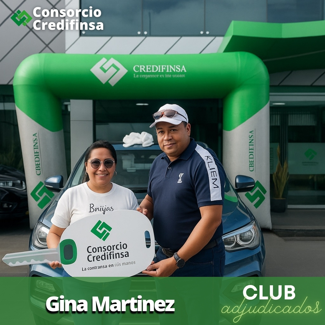 Cliente de Credifinsa recibiendo las llaves de su vehículo