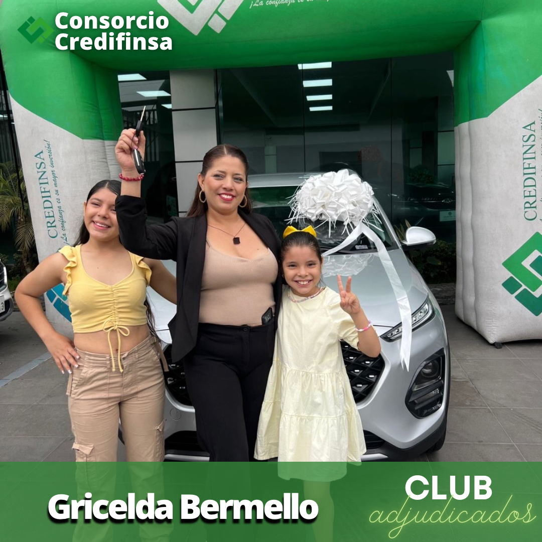 Cliente de Credifinsa recibiendo las llaves de su vehículo