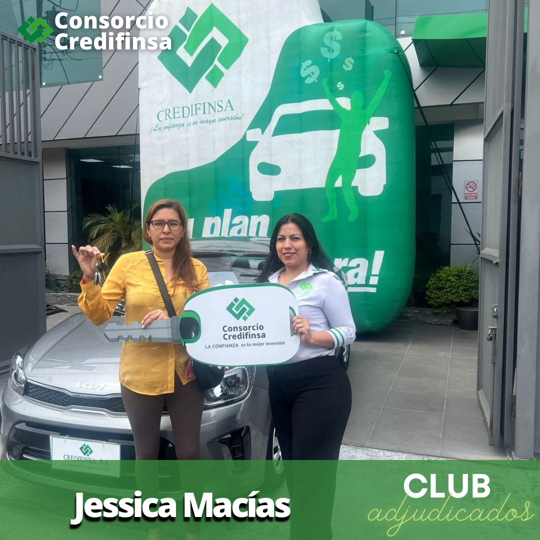 Cliente de Credifinsa recibiendo las llaves de su vehículo