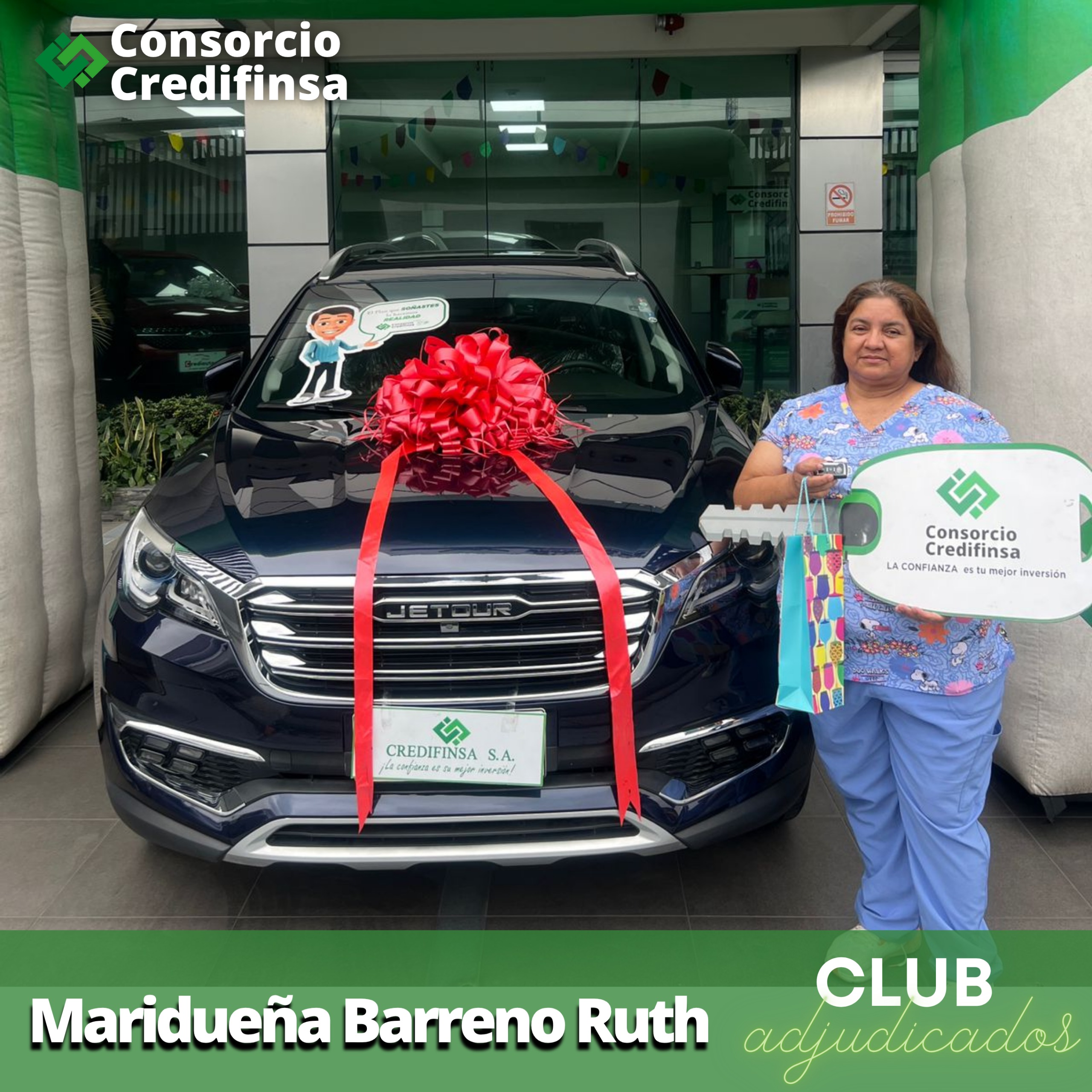 Cliente de Credifinsa recibiendo las llaves de su vehículo