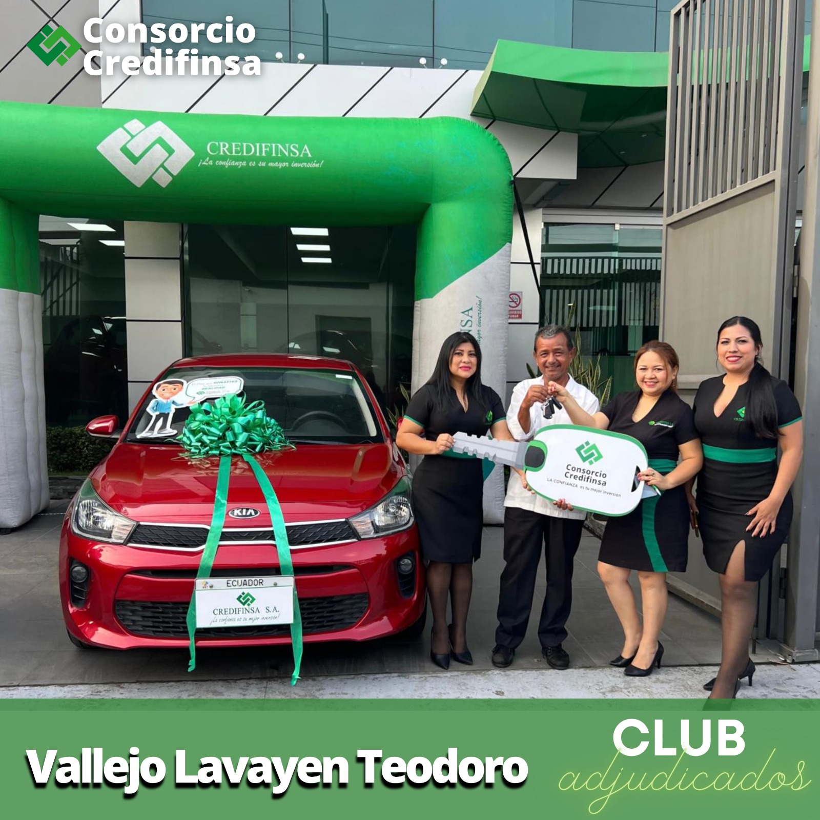 Cliente de Credifinsa recibiendo las llaves de su vehículo