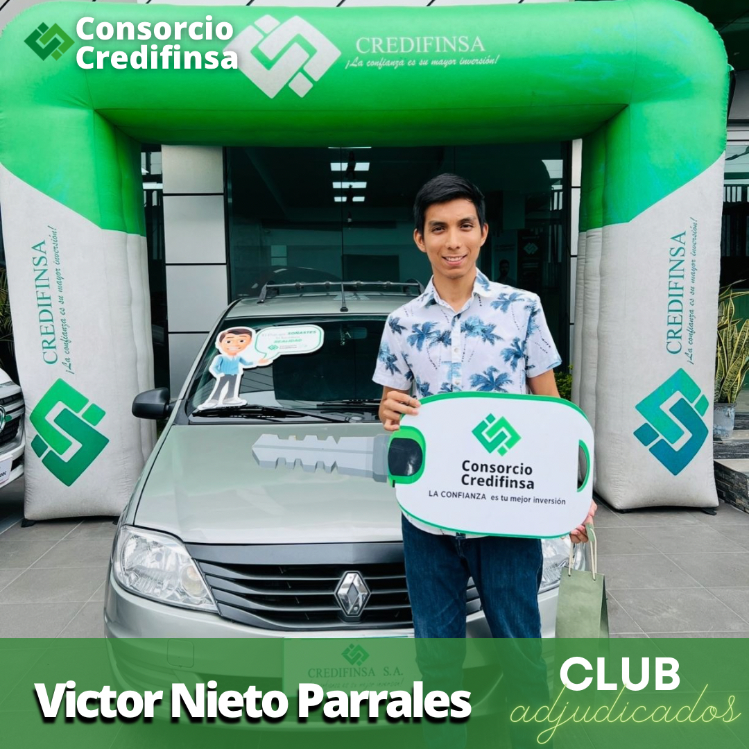Cliente de Credifinsa recibiendo las llaves de su vehículo